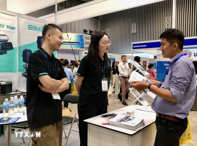 Doanh nghiệp tận dụng cơ hội quảng bá thương hiệu tại triển lãm. (Ảnh: Mỹ Phương/TTXVN) ttxvn-khai-mac-trien-lam-quoc-te-vietwater-2025-2.jpg