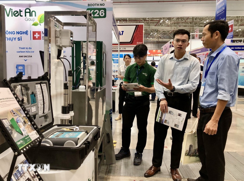 Người mua hàng tìm kiếm nguồn cung linh kiện, thiết bị mới tại triển lãm. (Ảnh: Mỹ Phương/TTXVN)