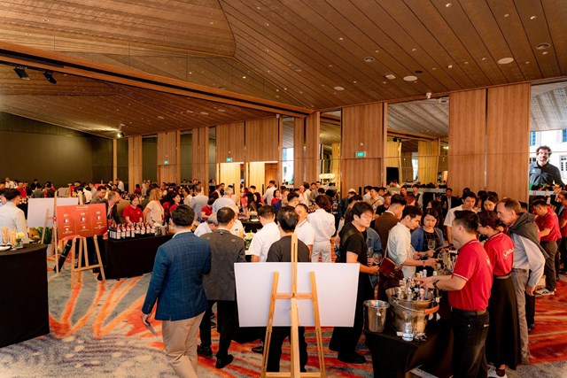 WineFest 2025: Ba thập kỷ đam mê – Hành trình kết nối Việt Nam với tinh hoa rượu vang thế giới - Ảnh 2 WineFest 2025: Ba thập kỷ đam mê – Hành trình kết nối Việt Nam với tinh hoa rượu vang thế giới - Ảnh 2